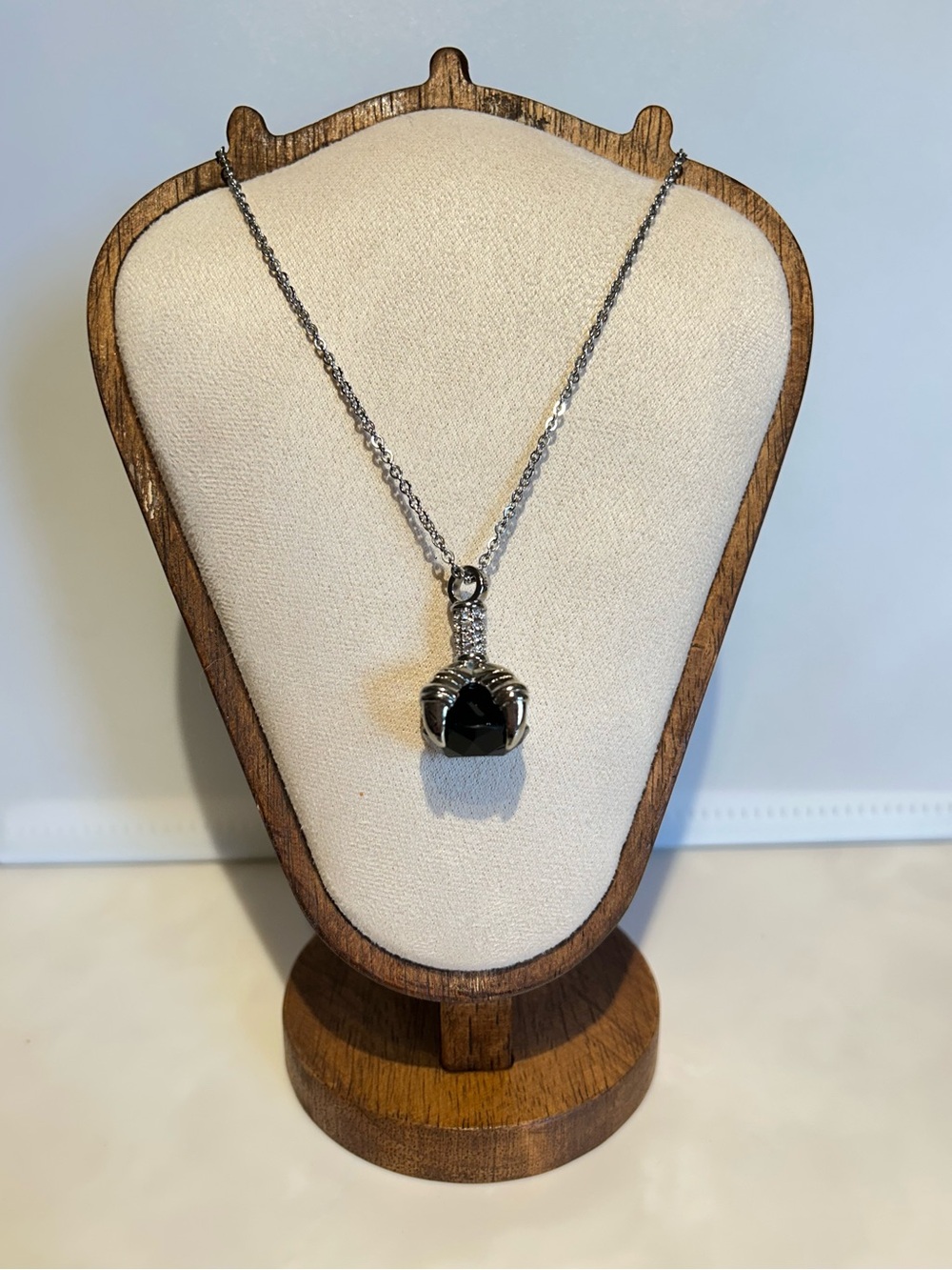 Black Stone & Rhinestone Claw Pendant Necklace